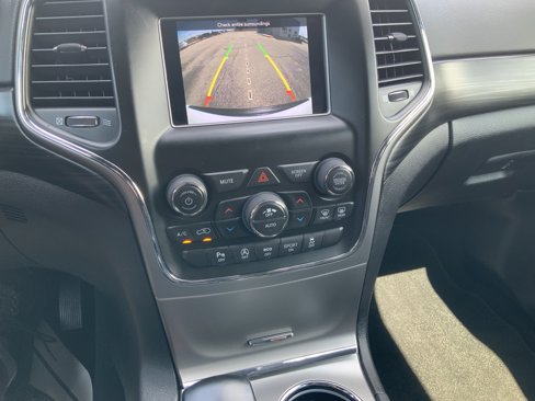 Used 2020 Jeep Grand Cherokee Laredo image 23