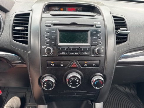 Used 2012 Kia Sorento LX image 16