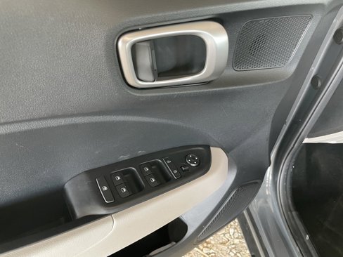 Used 2024 Hyundai Venue SEL image 22