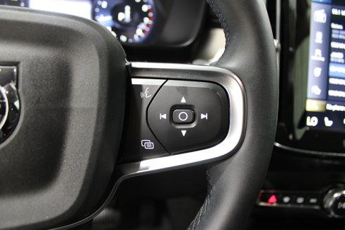 Used 2022 Volvo XC40 T4 Momentum image 9
