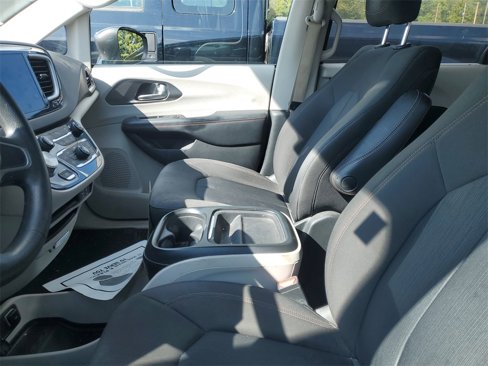 Used 2020 Chrysler Pacifica Touring image 5