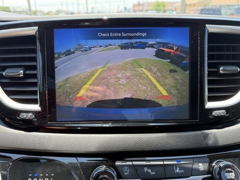 Used 2024 Chrysler Pacifica Touring-L image 25