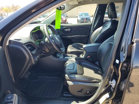 Used 2023 Jeep Cherokee Trailhawk image 8