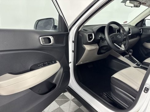 New 2025 Hyundai Venue SEL image 17