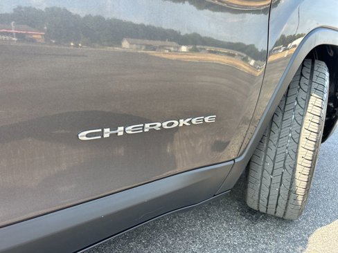 Used 2019 Jeep Cherokee Limited image 12