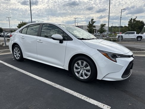 Used 2020 Toyota Corolla LE image 2
