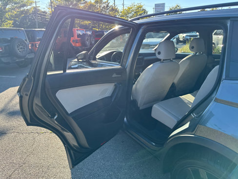 Used 2021 Volkswagen Tiguan SE R-Line w/ 3rd Row Seat Package image 31