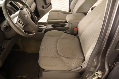 Used 2016 Nissan Frontier SV image 9