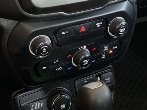 Used 2020 Jeep Renegade Latitude w/ Cold Weather Group image 15