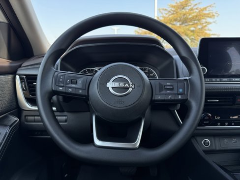 Used 2023 Nissan Rogue SV image 14