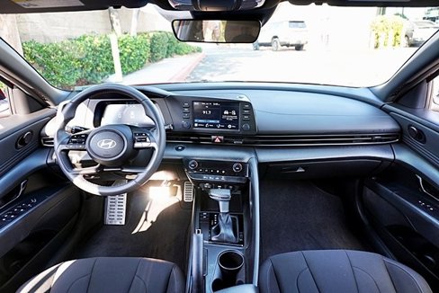 Certified 2025 Hyundai Elantra Sport image 17