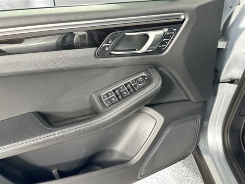 Certified 2022 Porsche Macan image 32