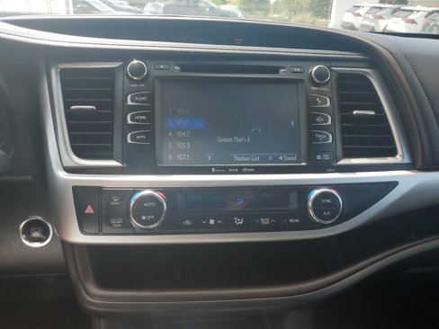 Used 2018 Toyota Highlander XLE image 18