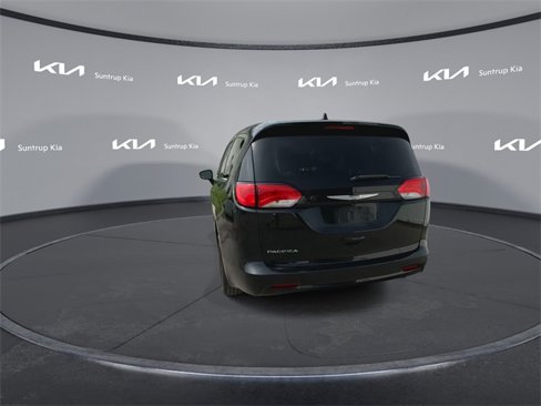 Used 2017 Chrysler Pacifica LX image 17
