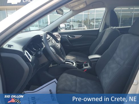 Used 2016 Nissan Rogue SV image 3