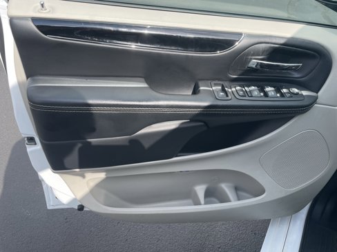Used 2019 Dodge Grand Caravan SXT image 11