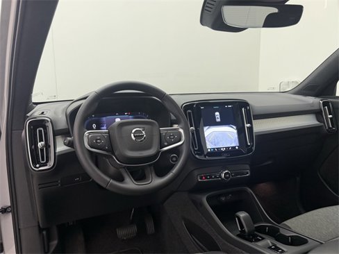 Certified 2025 Volvo XC40 B5 Core image 26