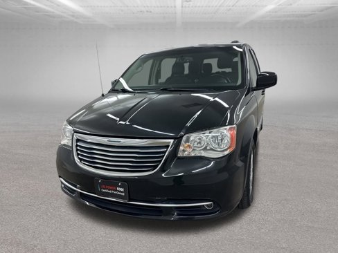 Used 2016 Chrysler Town & Country Touring image 6