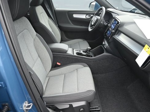 New 2025 Volvo XC40 B5 Core image 40