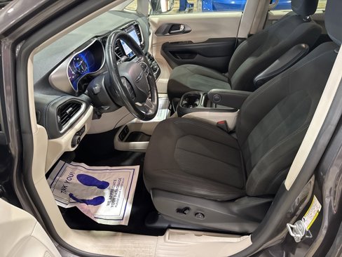 Used 2021 Chrysler Pacifica Touring w/ Cold Weather Group image 13