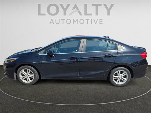Used 2017 Chevrolet Cruze LT image 2