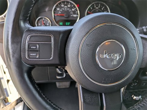 Used 2016 Jeep Wrangler Unlimited Sahara image 15