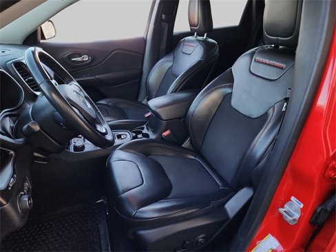 Used 2019 Jeep Cherokee Trailhawk w/ Cold Weather Group image 18