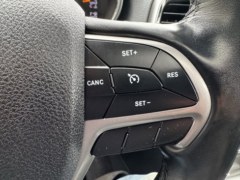 Used 2018 Jeep Grand Cherokee Altitude image 16