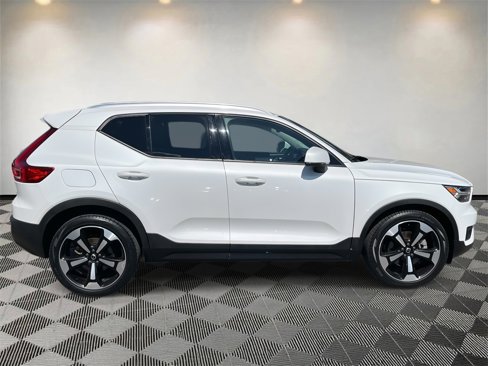 Used 2021 Volvo XC40 T5 Momentum w/ Premium Package image 2