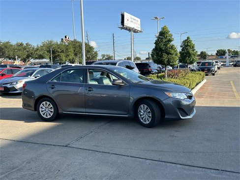 Used 2014 Toyota Camry L image 4