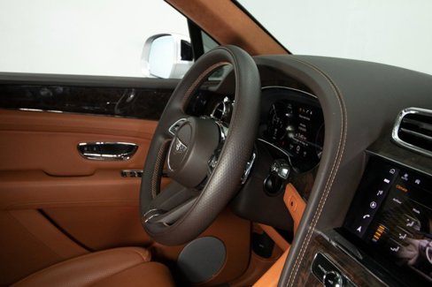 Used 2023 Bentley Bentayga Plug-In Hybrid image 57