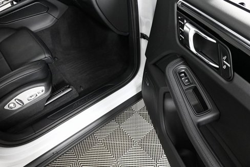 Certified 2025 Porsche Macan image 25