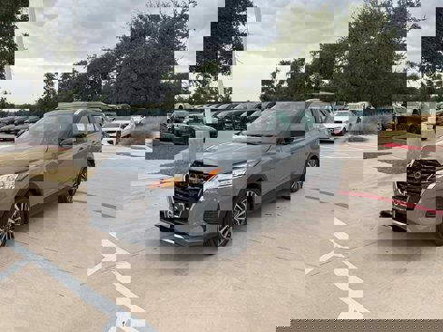 Used 2023 Nissan Kicks SV image 2
