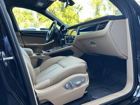 Certified 2025 Porsche Macan image 21