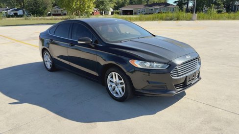 Used 2015 Ford Fusion SE image 2