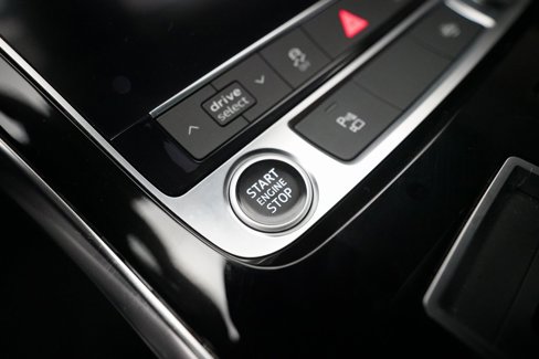 Used 2022 Audi Q8 Premium image 32