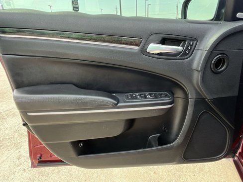 Used 2019 Chrysler 300 Limited image 36