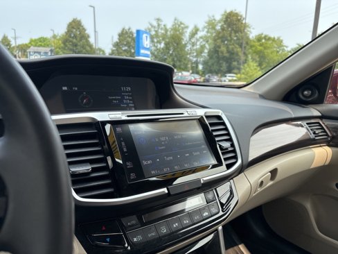 Used 2017 Honda Accord EX-L image 18