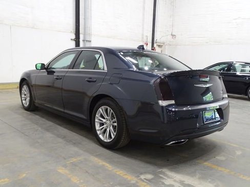 Used 2017 Chrysler 300 Limited image 3