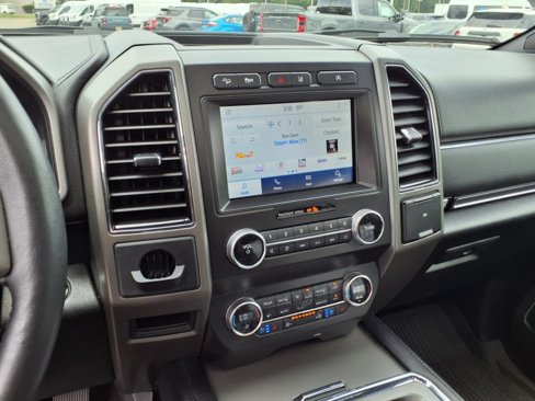 Used 2021 Ford Expedition XLT image 8