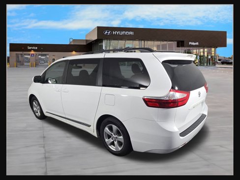 Used 2016 Toyota Sienna LE image 3