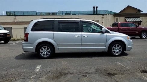 Used 2010 Chrysler Town & Country Touring image 9
