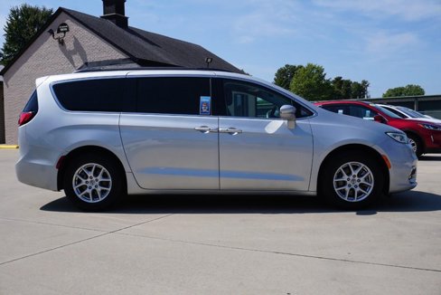 Used 2022 Chrysler Pacifica Touring-L image 2