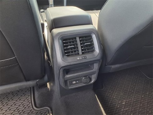 Used 2022 Volkswagen Tiguan SE image 8