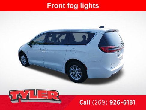 Used 2023 Chrysler Pacifica Touring-L image 5
