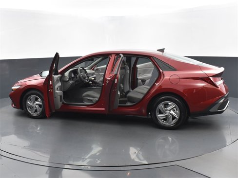 Certified 2025 Hyundai Elantra SE image 30