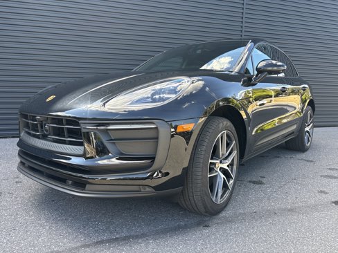 Certified 2025 Porsche Macan image 1