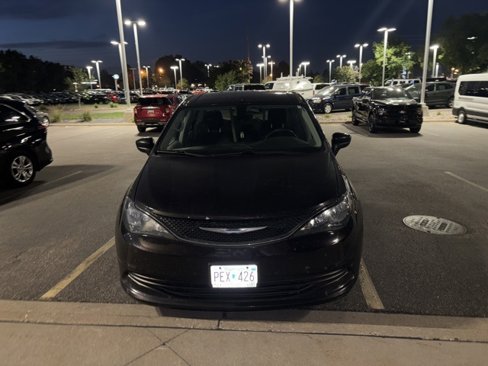 Used 2017 Chrysler Pacifica Touring w/ Tire & Wheel Group image 8