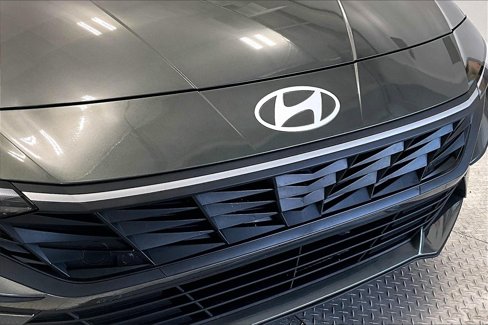 Certified 2025 Hyundai Elantra SE image 29