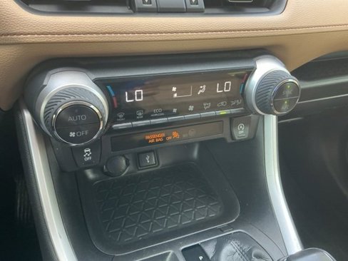 Used 2021 Toyota RAV4 XLE Premium image 24